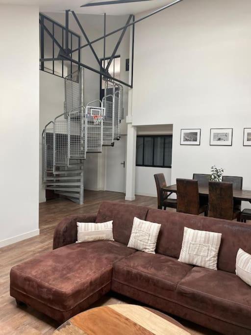 Loft Proche Centre Ville Hotes Habitant A L Etage Лаваль Экстерьер фото